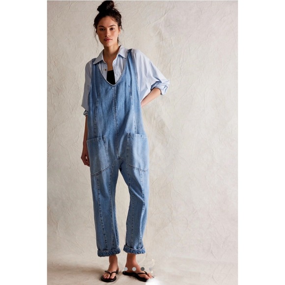We The Free Pants - Free People High Roller Slouchy overalls in Kansas Cotton Blue Denim Size Medium